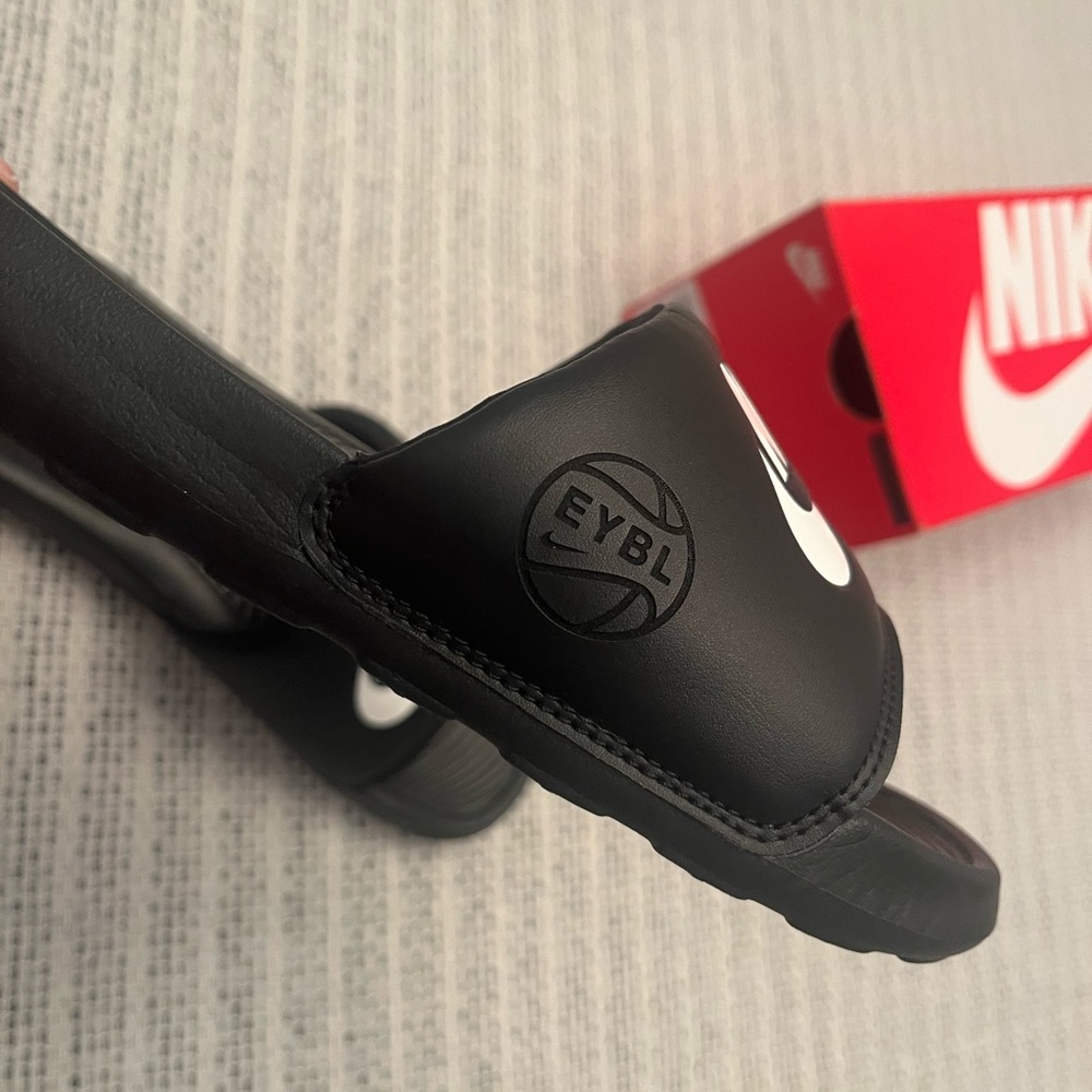 EYBL Nike Victori Slides, EXCLUSIVE, Black/White, Men’s/Youth Size 6, New